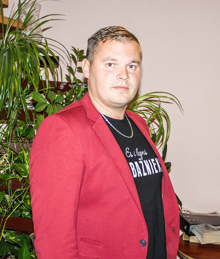 Gatis mājās sēdēt neprot