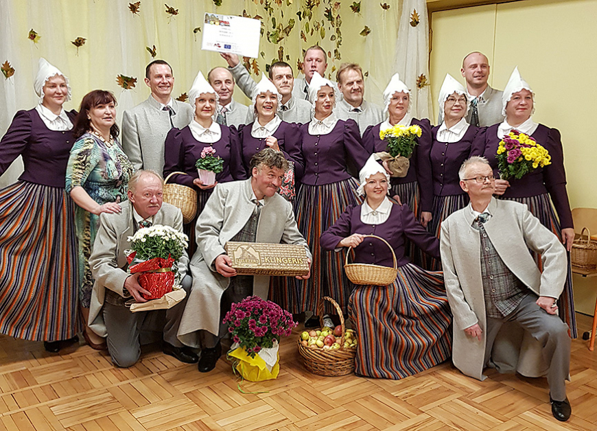 Deju kopa «Lādezers» izrāda savus jaunos tērpus