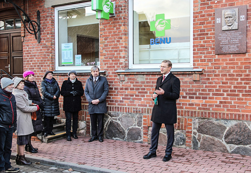 Salacgrīvā uzstādīta piemiņas plāksne pirmajam pilsētas galvam