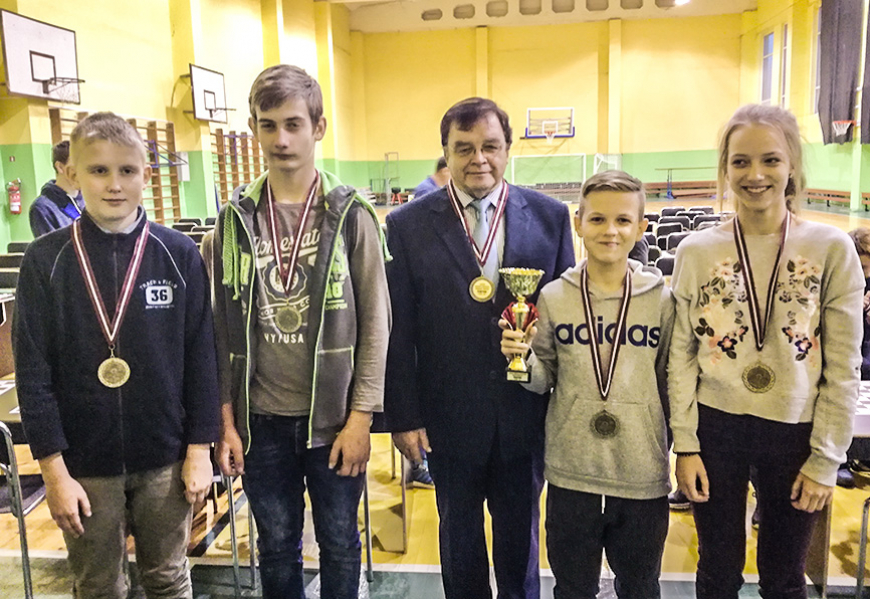 Dambretistiem pārliecinoša uzvara komandu čempionātā