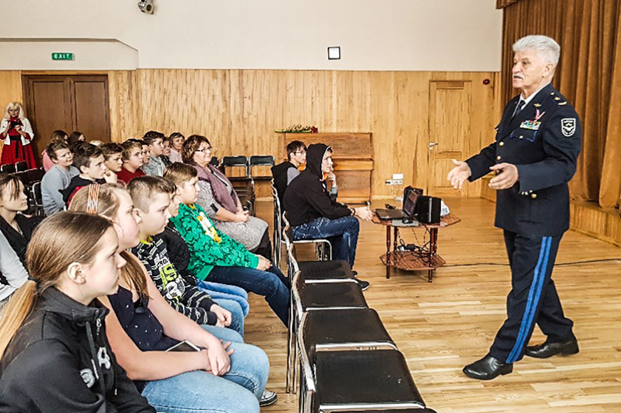 Liepupes vidusskolā viesojas ģenerālis Kārlis Krēsliņš