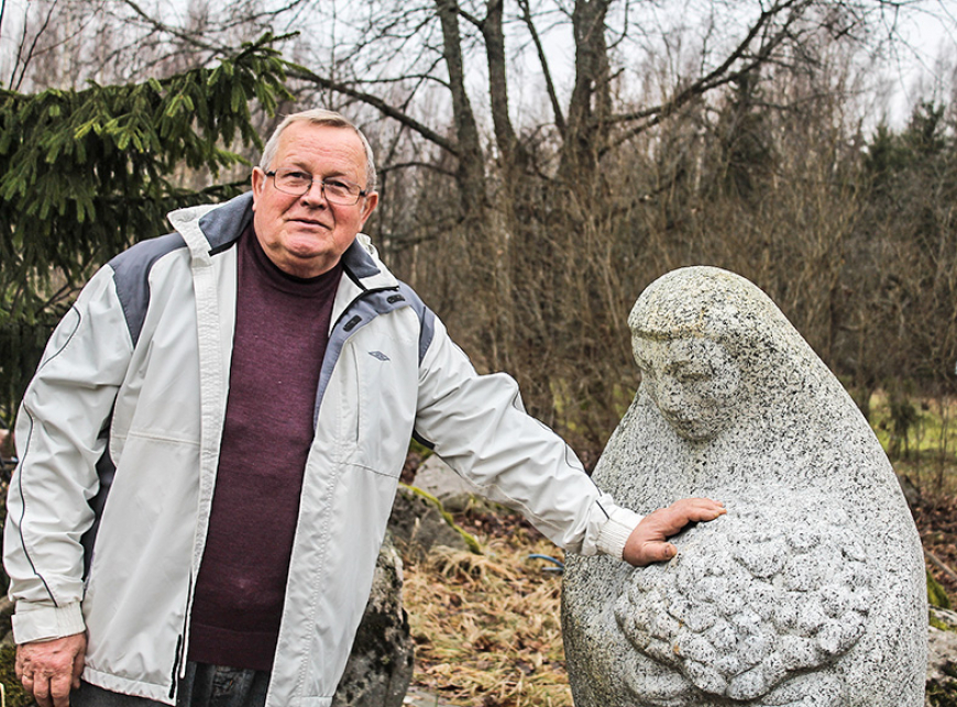 Mākslinieks, kurš kaļ akmeņus, mīl operu un audzē tomātus