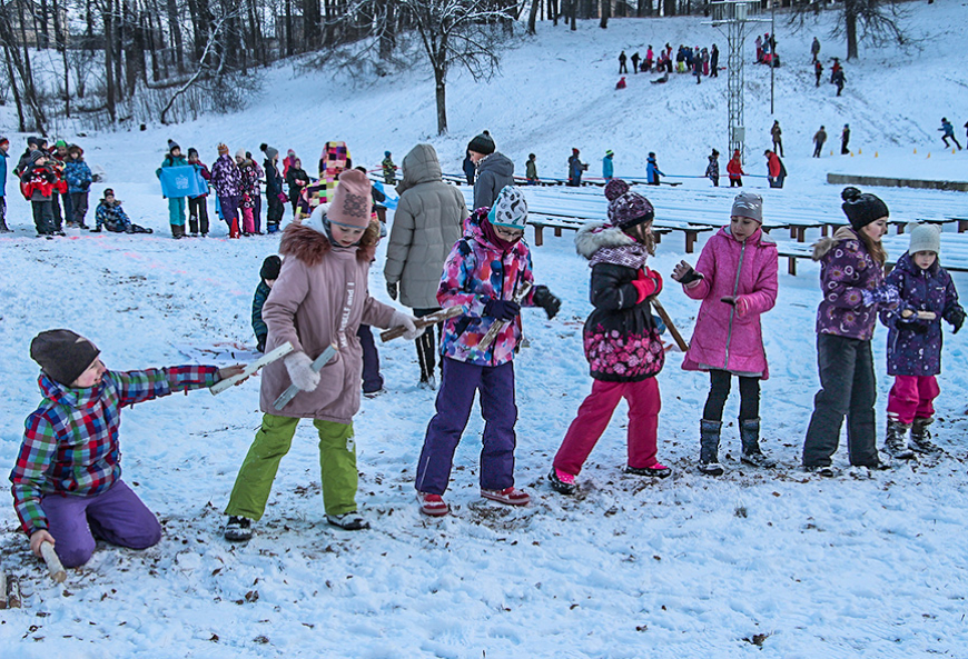Sniega dienā Limbažos piedalās vairāk nekā pustūkstotis skolēnu