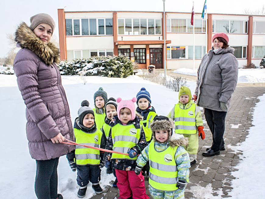 Skultē rūpējas par mazuļu drošību uz ielas