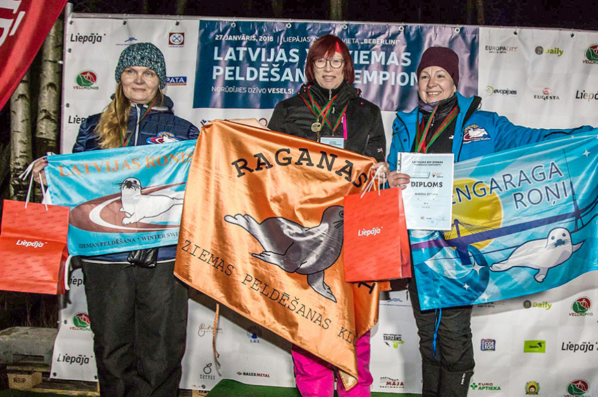 Ziemas peldēšana ir viena no Guntas sportiskajām trakulībām