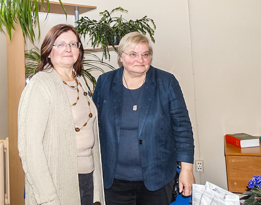 Literatūrzinātniece Janīna Kursīte runā žestu valodā