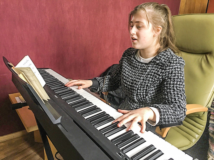 Piešķir finansējumu talantīgās Esteres muzikālajām mācībām
