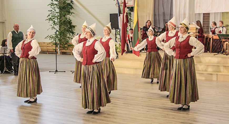 Alojā ieskandina Dziesmu svētkus un atzīmē Baltijas valstu simtgadi
