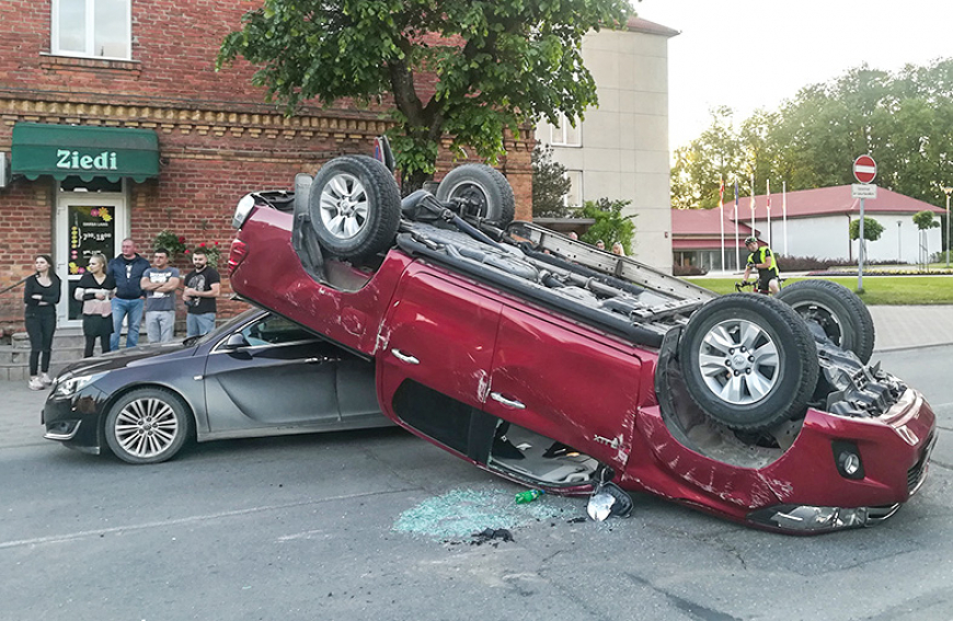 Limbažos autoavārijā cieš trīs spēkrati