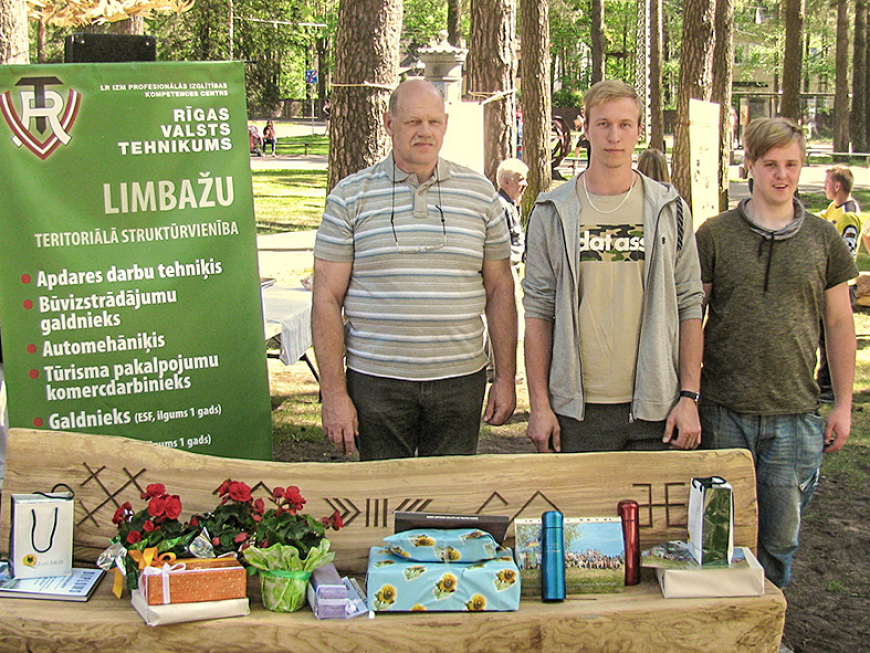 Limbažu arodskolas audzēkņu darinātais sols priecē ļaudis Mežaparkā