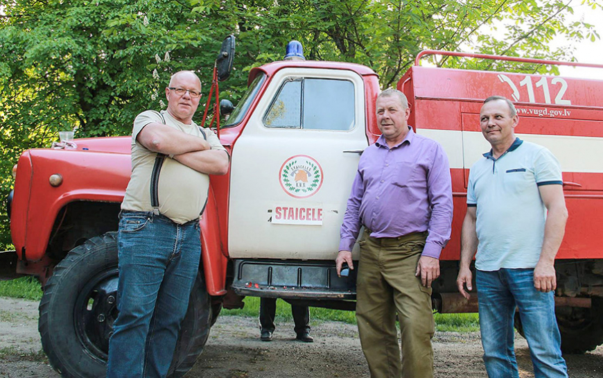 Staiceles BUB tiek pie ugunsdzēsēju auto
