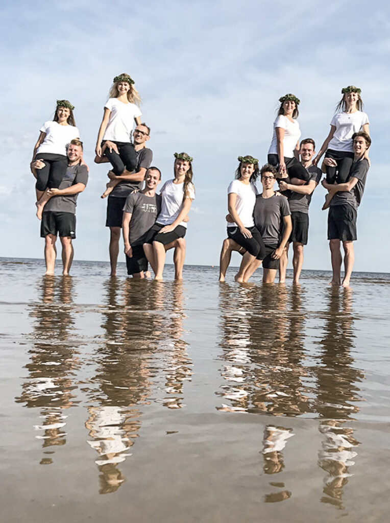 «No zobena saule lēca» pirmoreiz izdejos jūras krastā