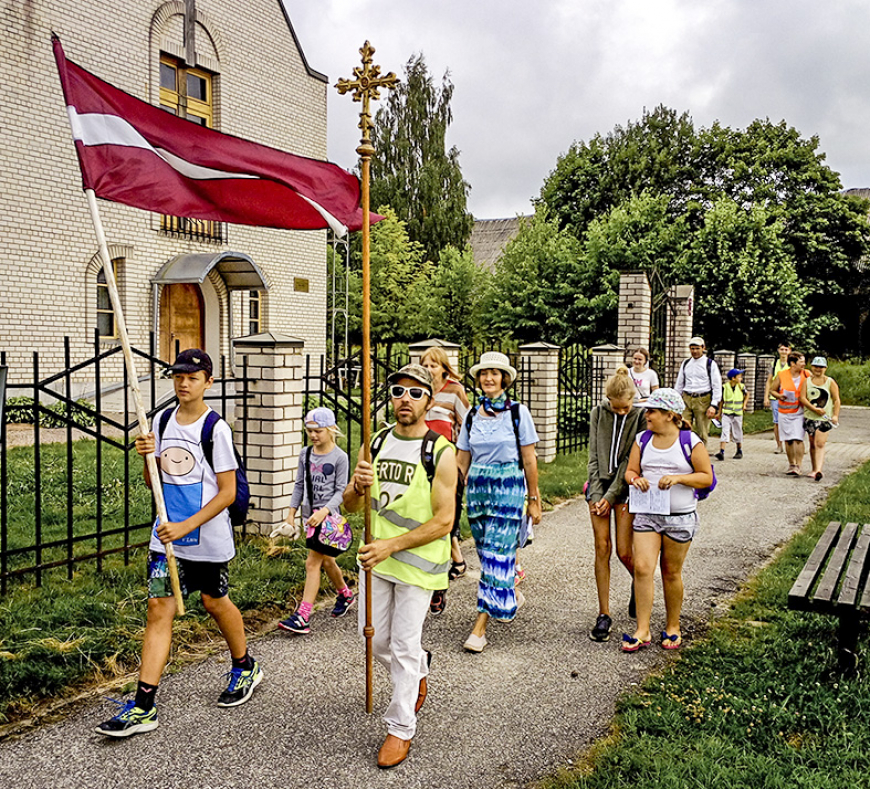 Jau ceturto gadu notika svētceļojums Limbaži–Igate