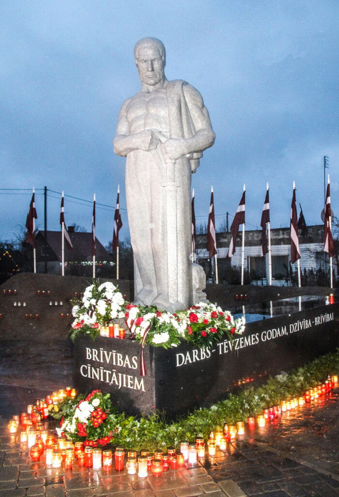 Aloja svin sava pieminekļa ilgo pārnākšanu