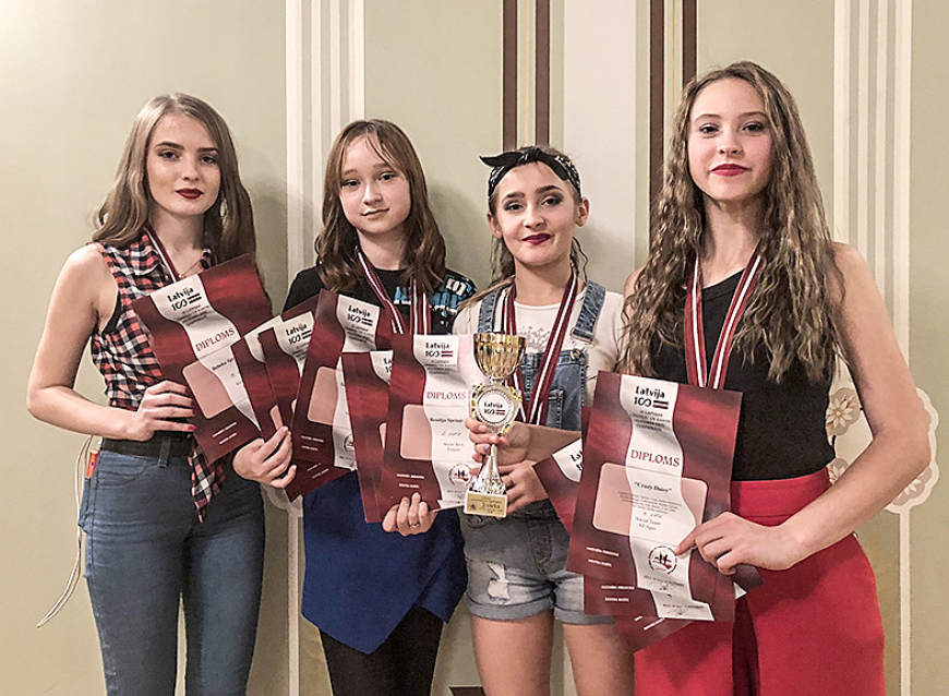 Līnijdejotājas sacenšas valsts  jubilejas zīmē