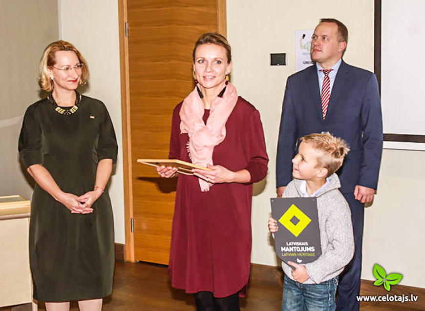 Viesnīca «Meke» saņem kultūras zīmi «Latviskais mantojums»