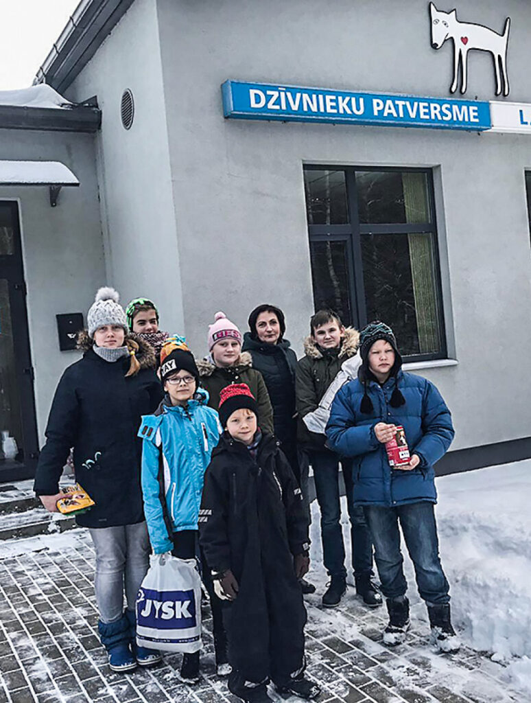 Liepupes skolēni palīdz dzīvnieku patversmei «Labās mājas»