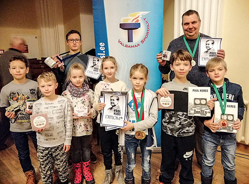 Jaunie šahisti krāj sacensību pieredzi Valkā