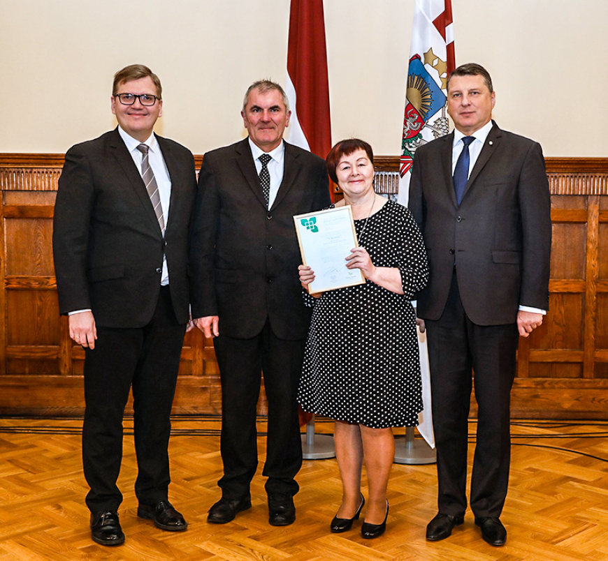 Vīksnu saimnieki saņem «Zaļo sertifikātu»