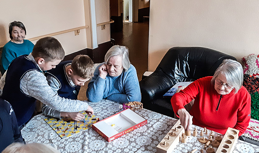 Lādezera ceturtklasnieki iepriecina Pociema «Pērles» iemītniekus