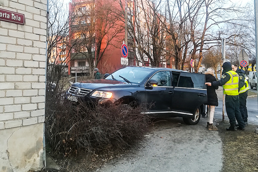 Reibumā pie auto stūres sēžas arī sievietes