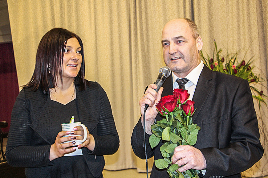 Zemnieku biedrība ballējas un kaļ plānus