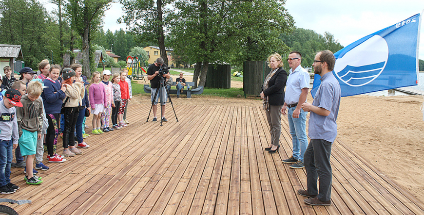 Lielezera pludmales mastā uzvelk jau piekto Zilo karogu