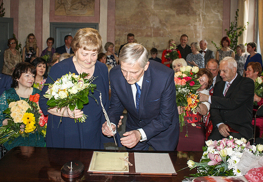 Limbažos sumina apaļo kāzu jubileju svinētājus