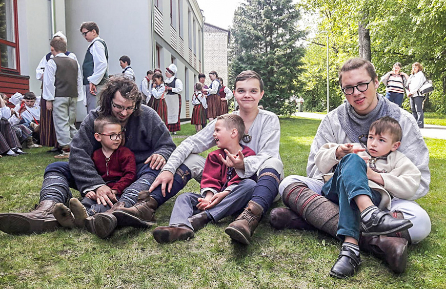 Mūsu folkloristi «Pulkā eimu, pulkā teku» svētkos Iecavā