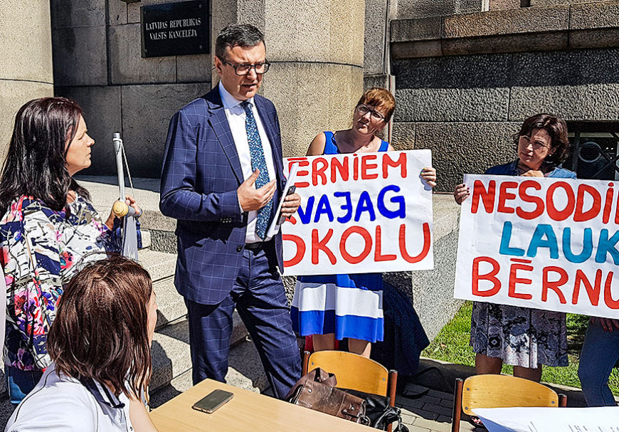 Alojieši piketē pie Ministru kabineta
