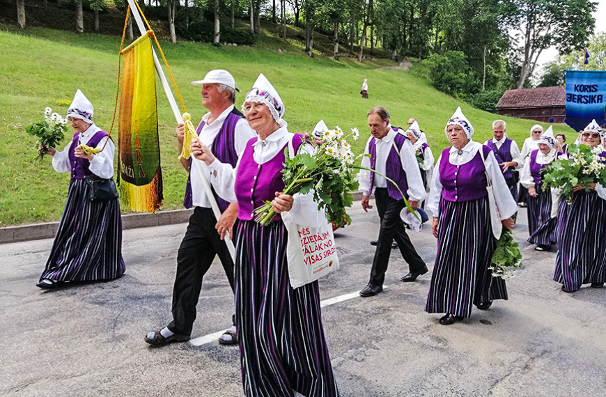 «Atvasara» un «Salaca» senioru koru svētkos Talsos