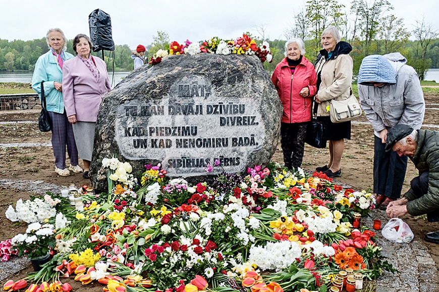 Likteņdārzā Sibīrijas bērni pateicas savām mātēm