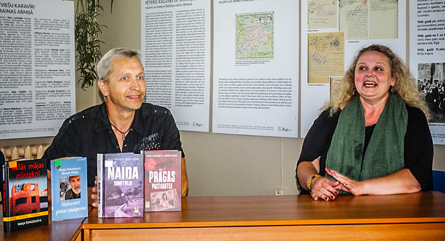 Rakstnieki Maija Pohodņeva un Modris Pelsis viesojas Staiceles bibliotēkā