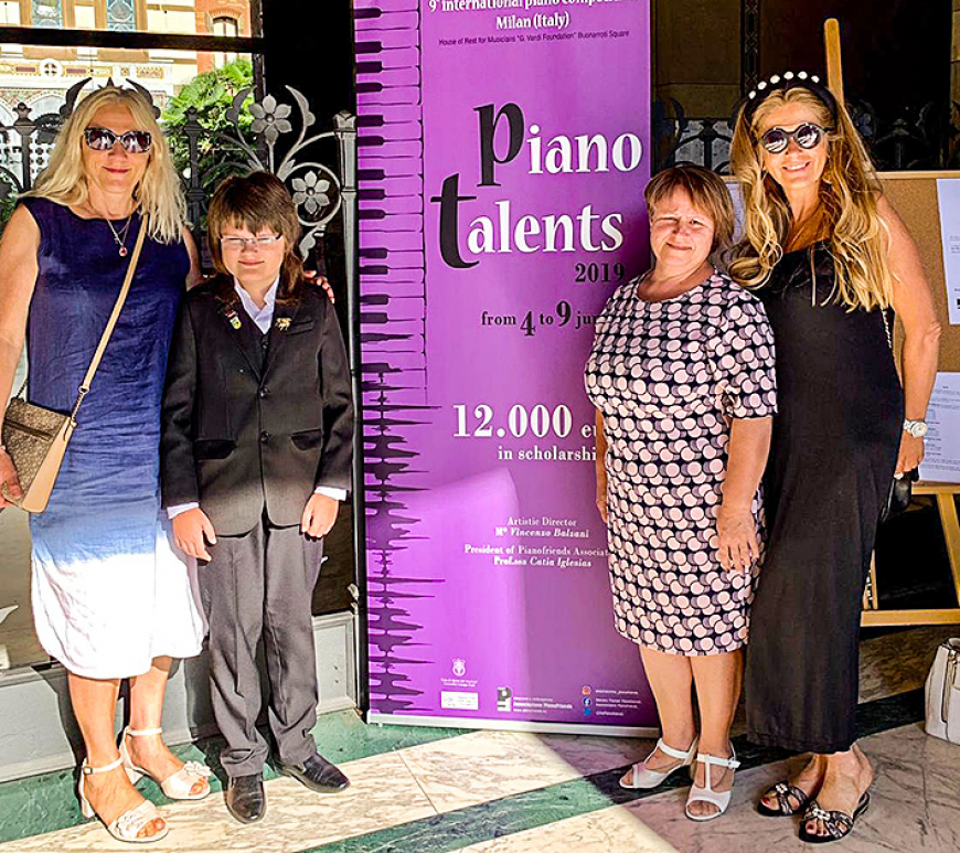 Staicelietis Ruslans Andrejevs apliecina savu pianista talantu konkursā Milānā