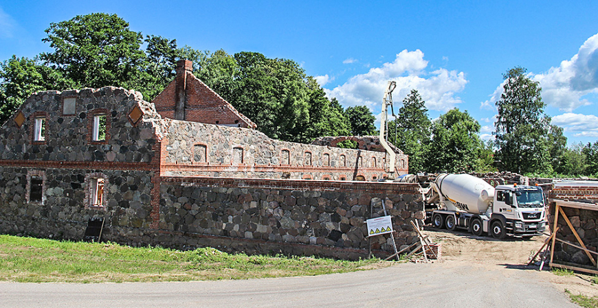 Atdzimst Svētciema muižas stallis
