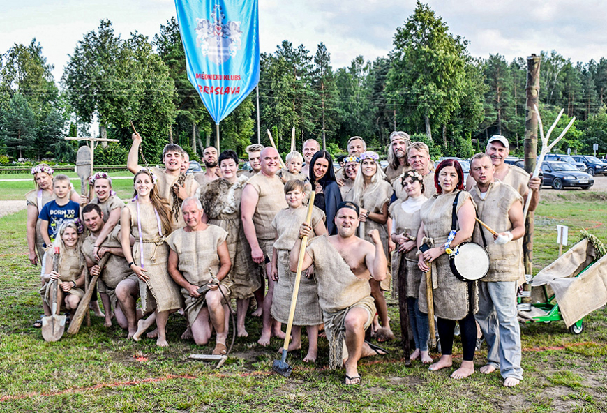 Mūspuses mednieki bauda atpūtu festivālā «Minhauzens»