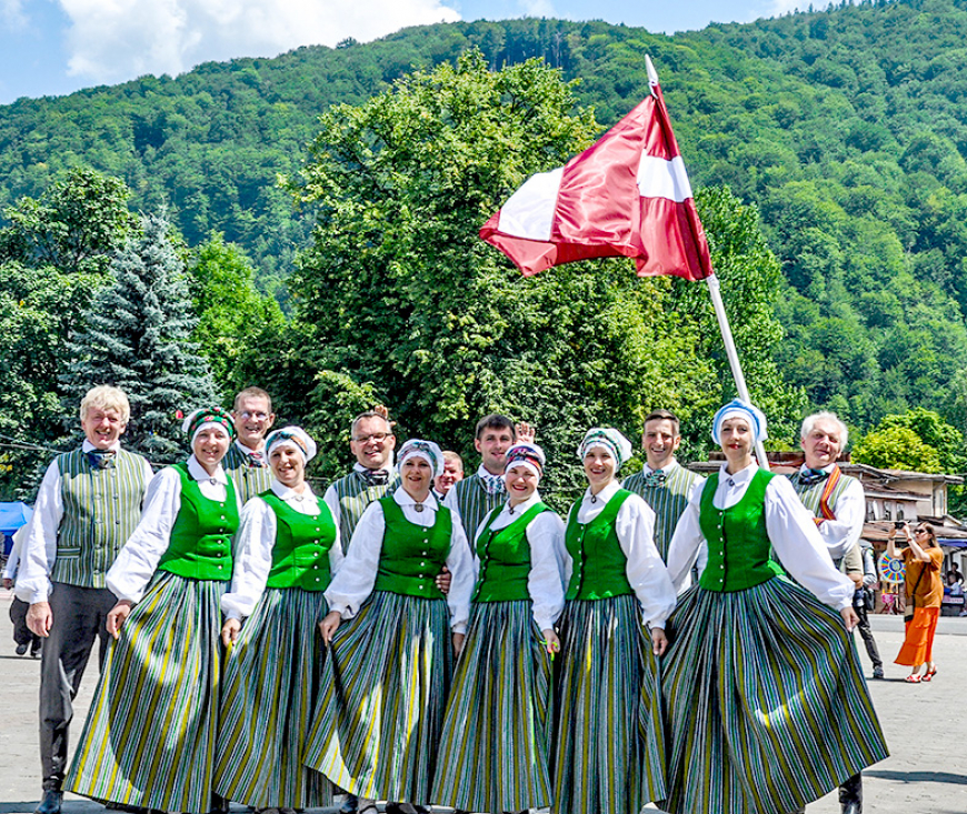 Umurgas un Puikules dejotāji uzstājās Ukrainā