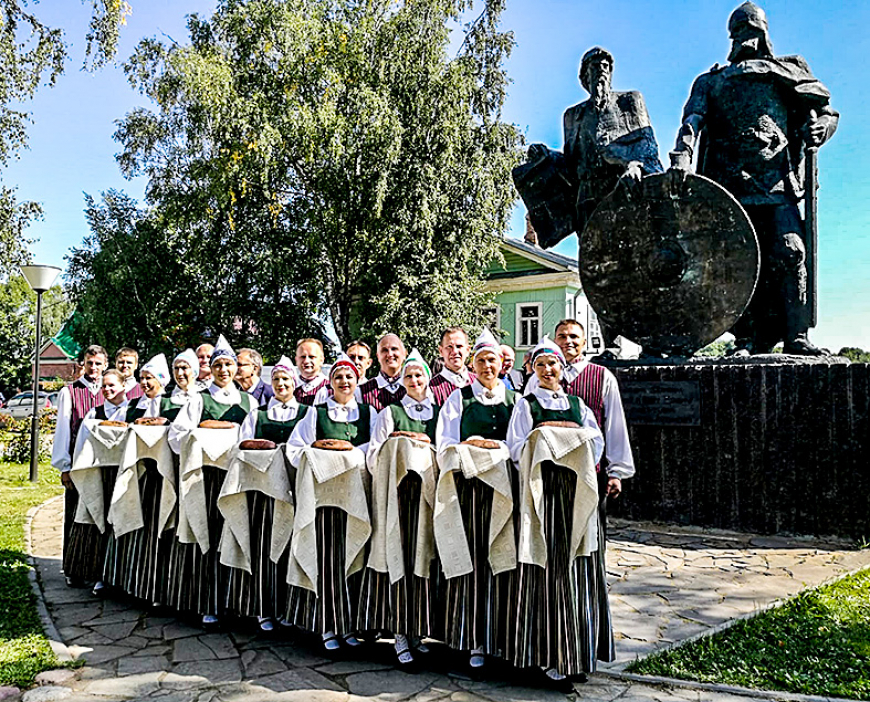 Viļķenes «Saviešus» apjūsmo svētkos Staraja Ladogā