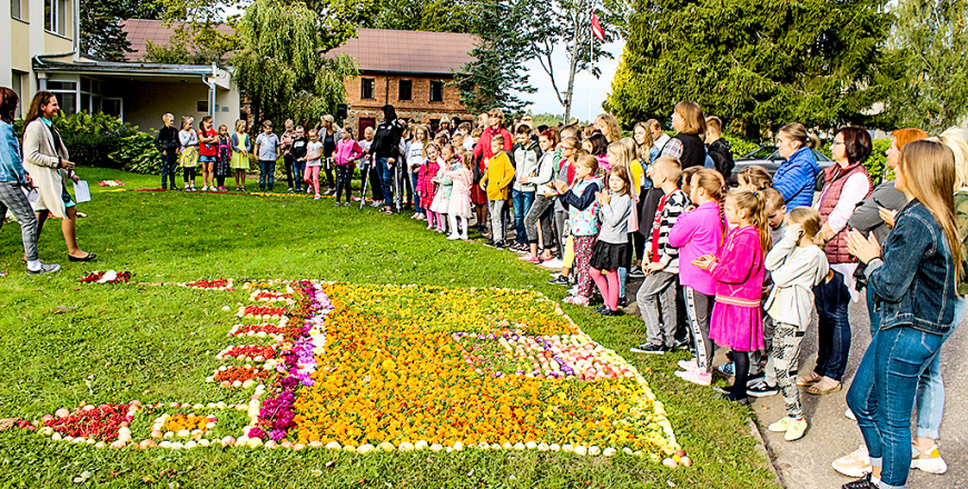 Dzejas dienās Umurgas pamatskolas pagalmā
