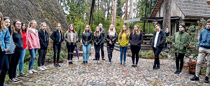 «Latvijas Skolas somā» jaunieši atklāj Ziedoņa muzeja pievilcību