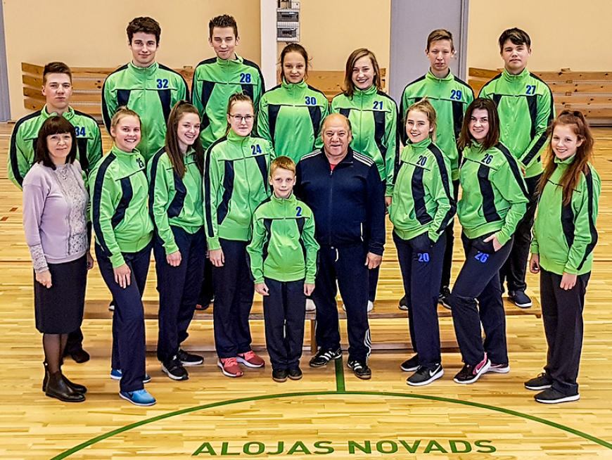 Alojas Ausekļa vidusskolas skolēni sportos jaunos tērpos