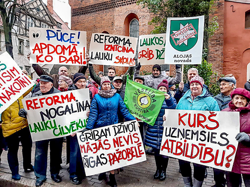 Arī mūspuses ļaudis vakar protestēja pie Saeimas