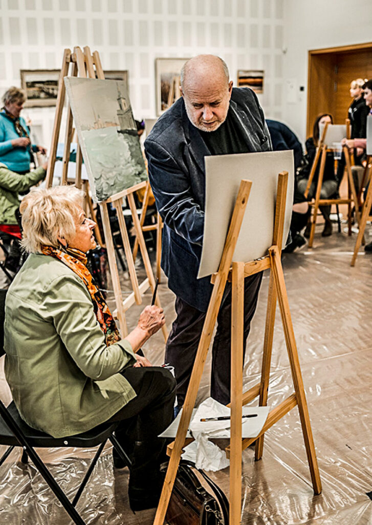 Skultiete meistarklasē pie Alekseja Naumova «Siguldas devonā»