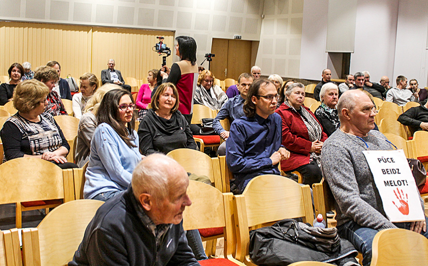 Ministrs Juris Pūce krimuldiešus nepārliecina