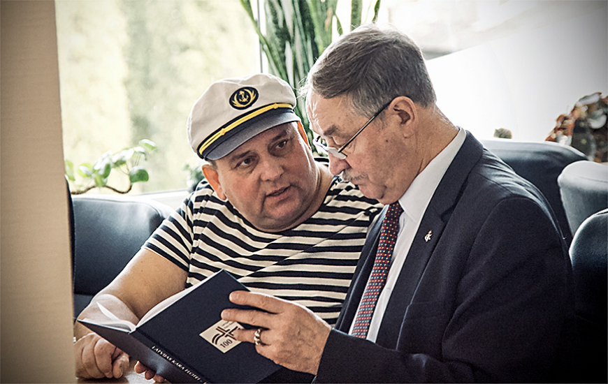 Bibliokuģis kopā ar zīmolu «Latvietis» Leišmalītes ceļos