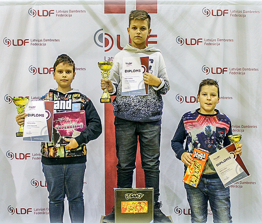 Jaunie dambretisti sadala Latvijas kausus