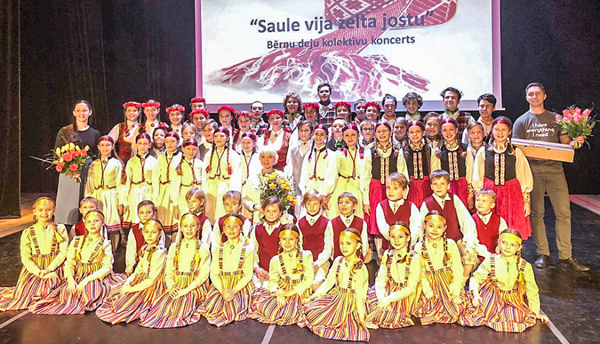 Limbažos izdejo lieluzvedumu «Saule vija zelta jostu»