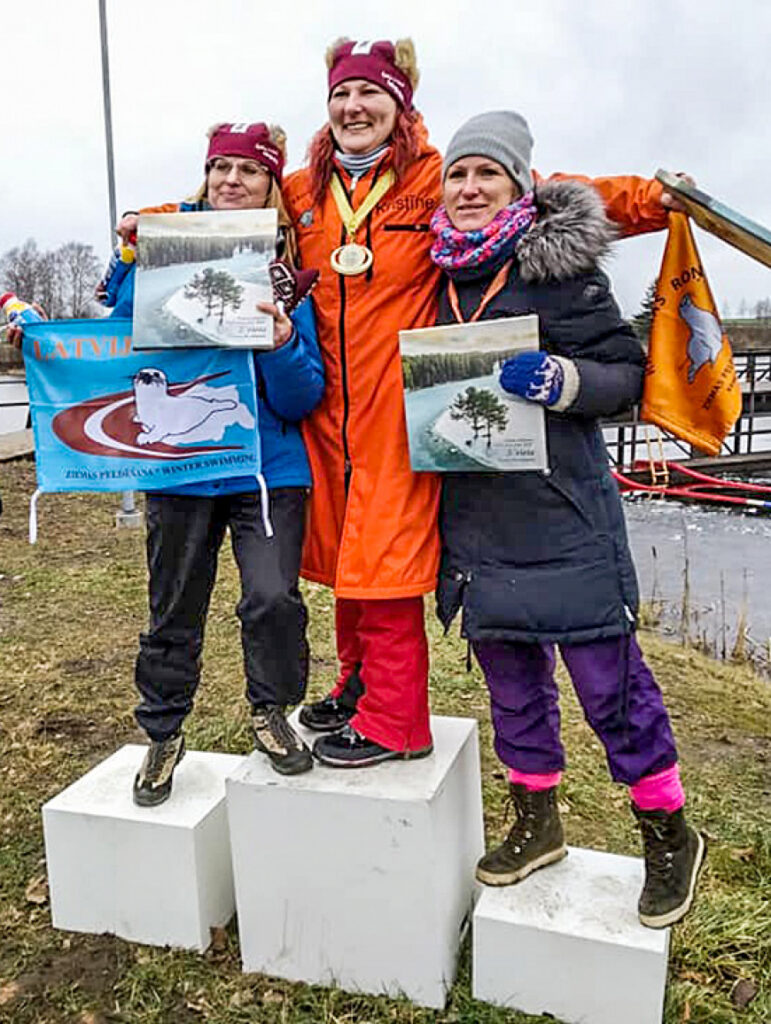 Mūsējie ziemas peldēšanas pasākumā Smiltenē