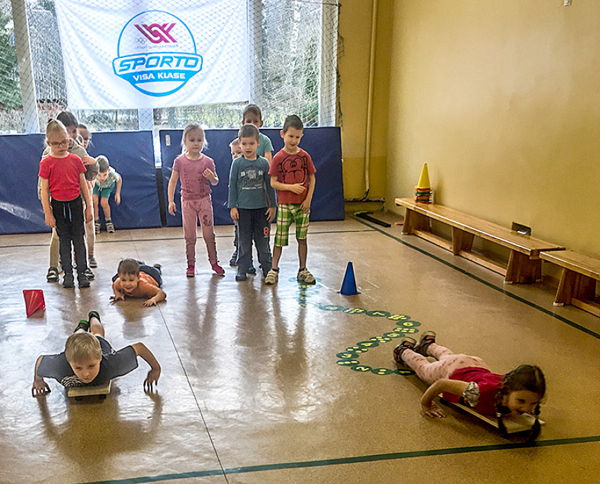 Lādezera pirmsskolas grupiņu audzēkņiem sporta diena ar savādiem ziemas brīnumiem
