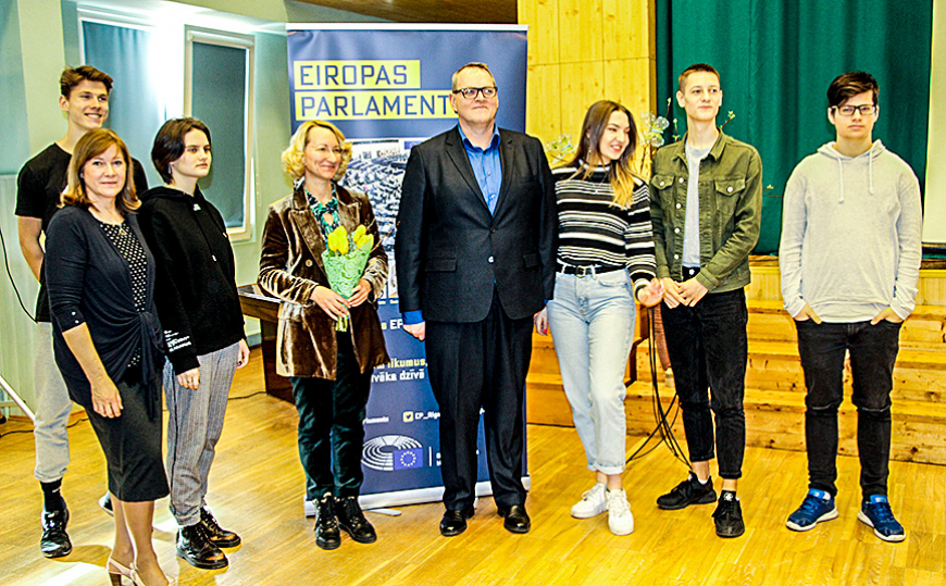 Limbažu 3. vidusskolā ciemojas Eiropas Parlamenta deputāte